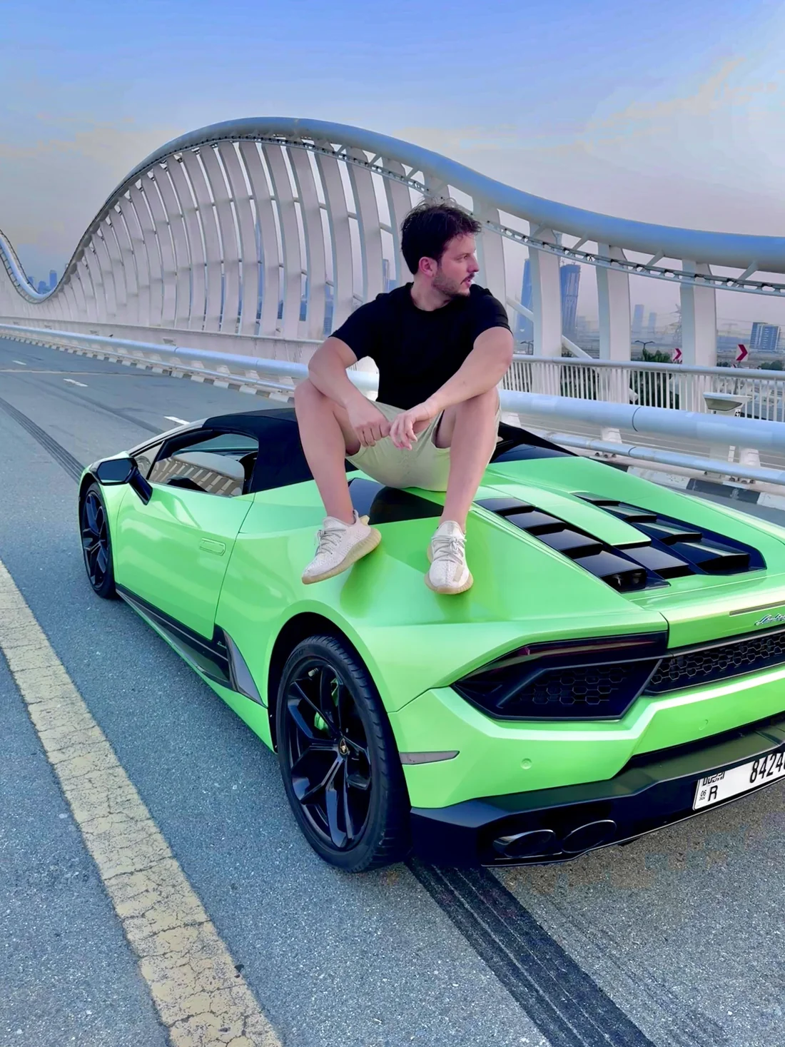Bruno Emigdio sentado em uma Lamborghini